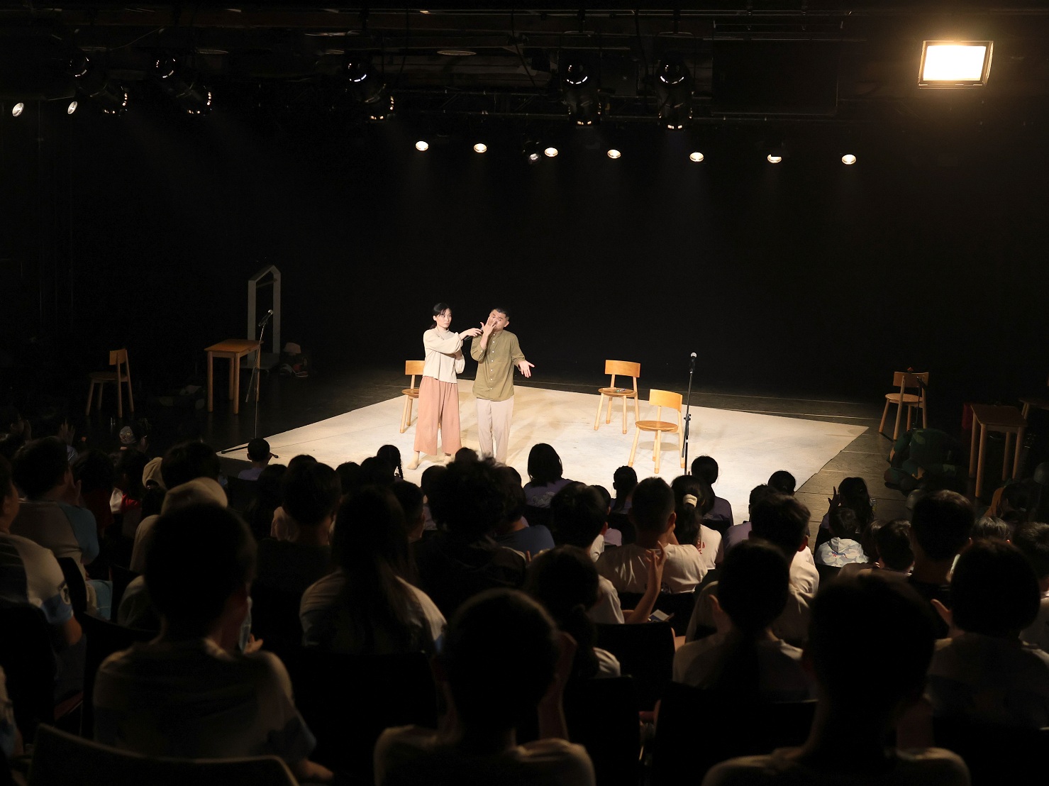 08_參觀新竹241藝術空間，脫下鞋子入展間與作品互動