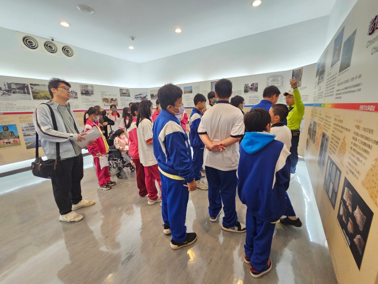 07_參觀新竹241藝術空間當期特展的大合影