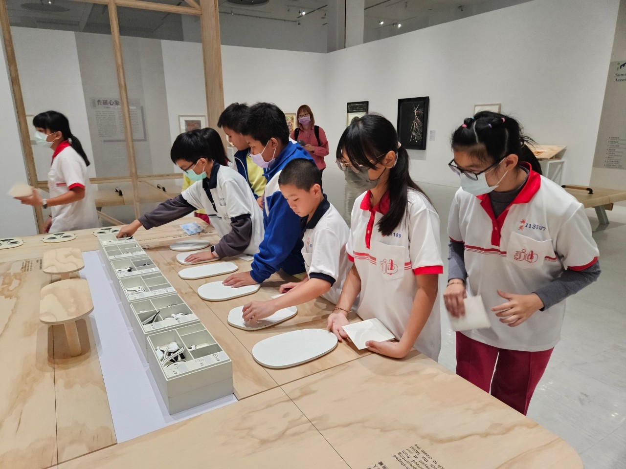 08_參觀新竹241藝術空間，脫下鞋子入展間與作品互動