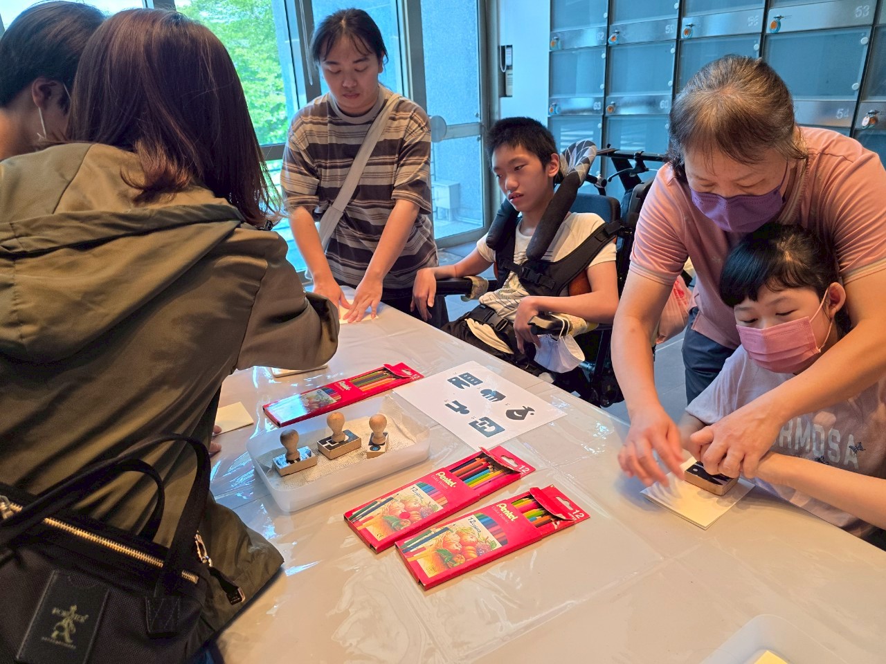 08_參觀新竹241藝術空間，脫下鞋子入展間與作品互動