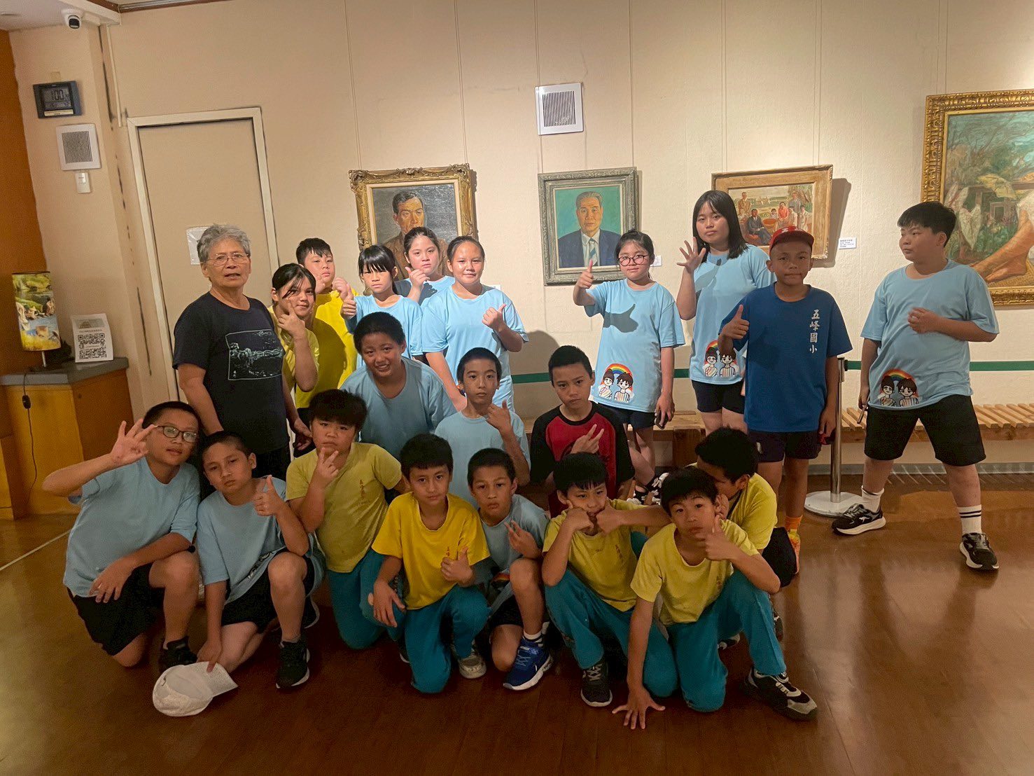 08_參觀新竹241藝術空間，脫下鞋子入展間與作品互動