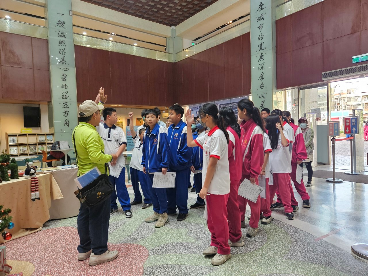 08_參觀新竹241藝術空間，脫下鞋子入展間與作品互動