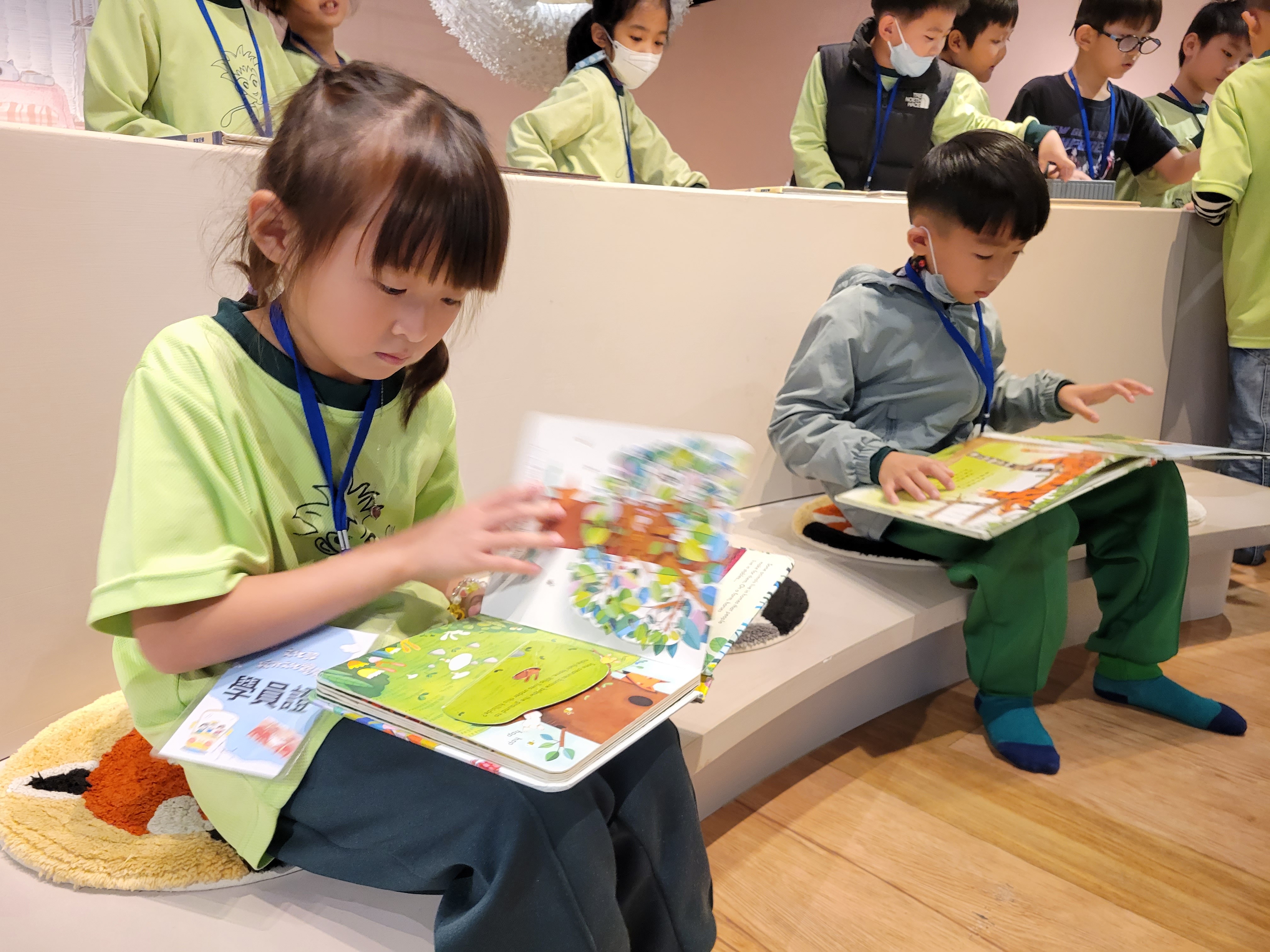 08_參觀新竹241藝術空間，脫下鞋子入展間與作品互動