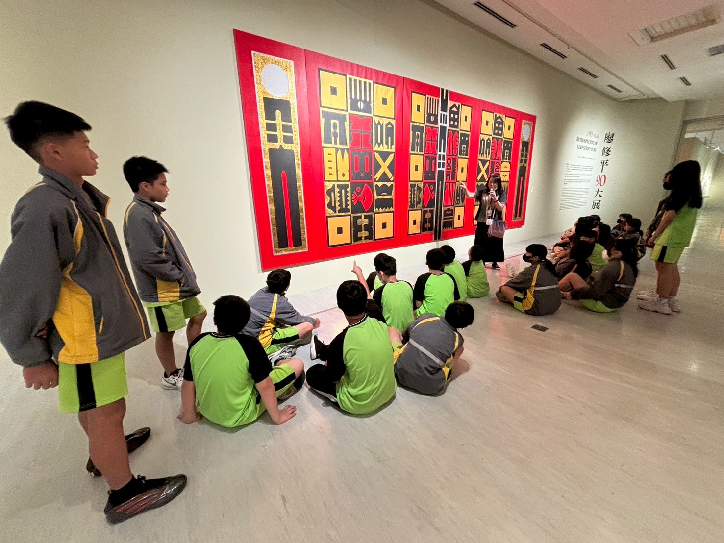 08_參觀新竹241藝術空間，脫下鞋子入展間與作品互動