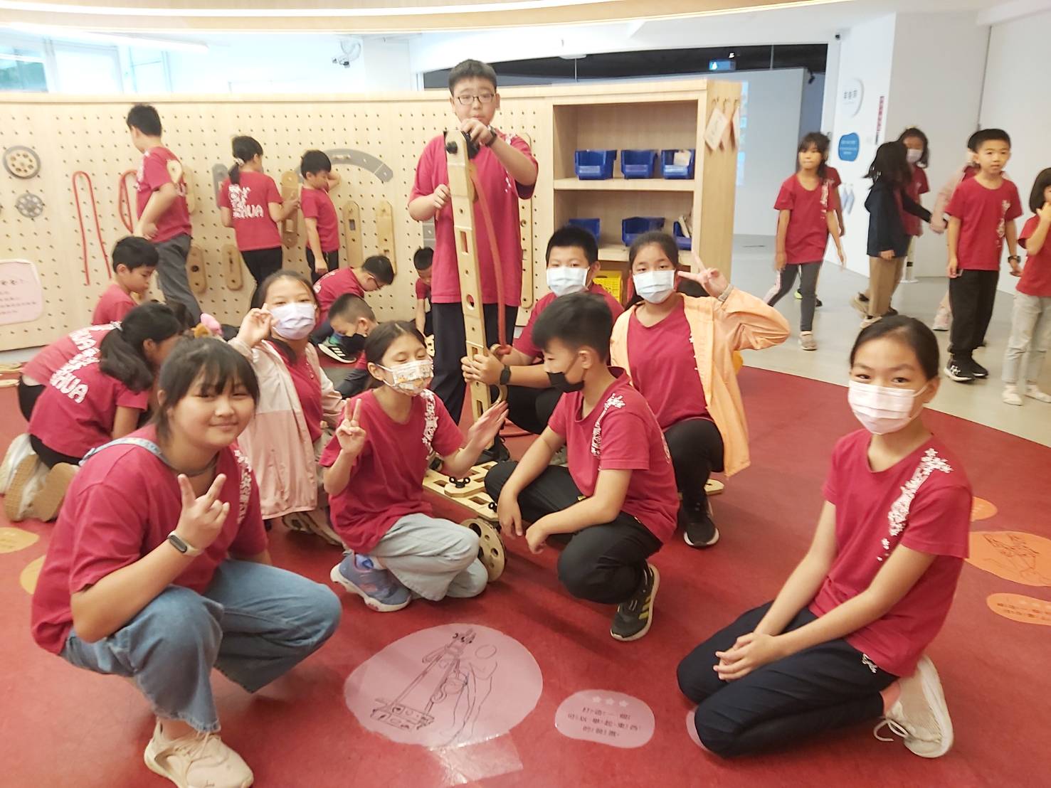 08_參觀新竹241藝術空間，脫下鞋子入展間與作品互動
