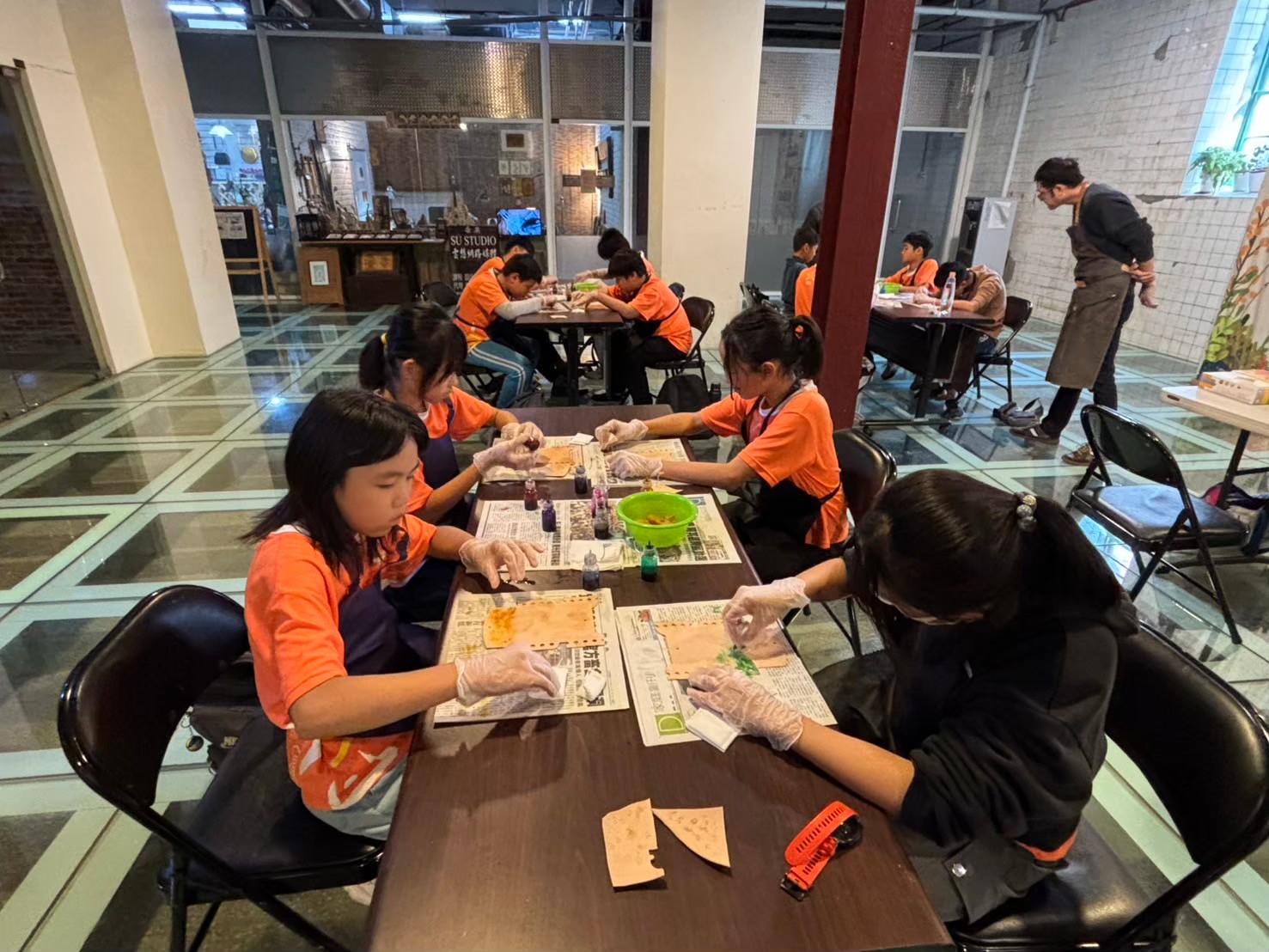 08_參觀新竹241藝術空間，脫下鞋子入展間與作品互動