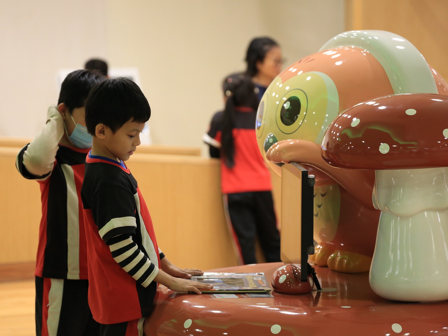 08_參觀新竹241藝術空間，脫下鞋子入展間與作品互動
