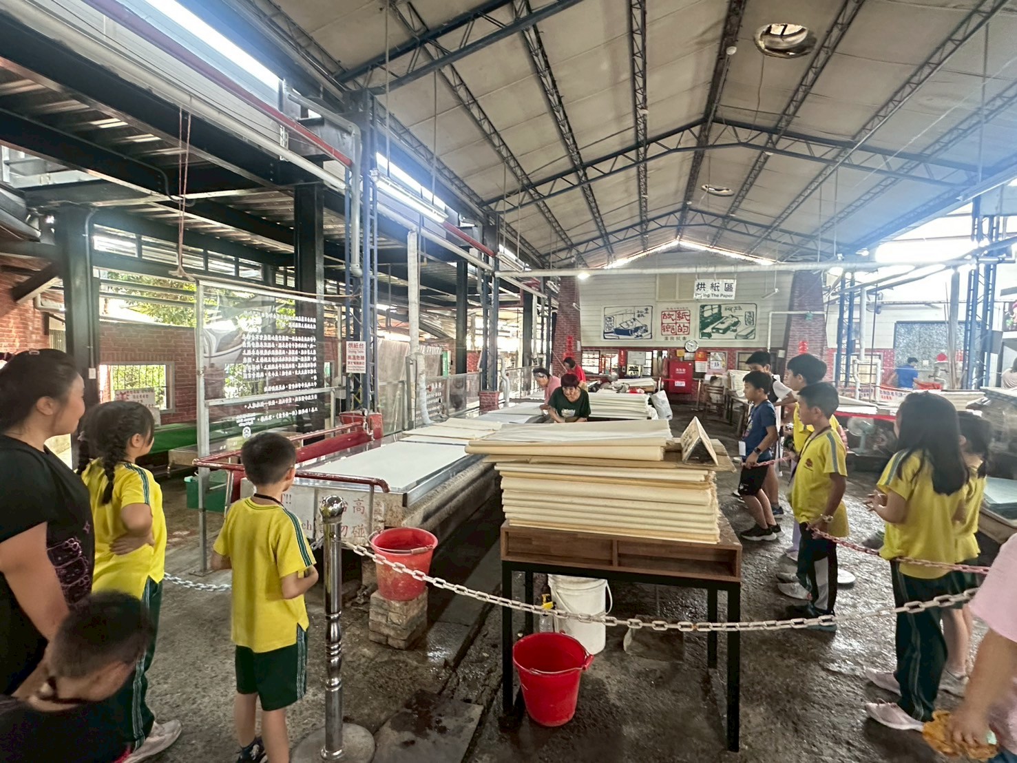 08_參觀新竹241藝術空間，脫下鞋子入展間與作品互動