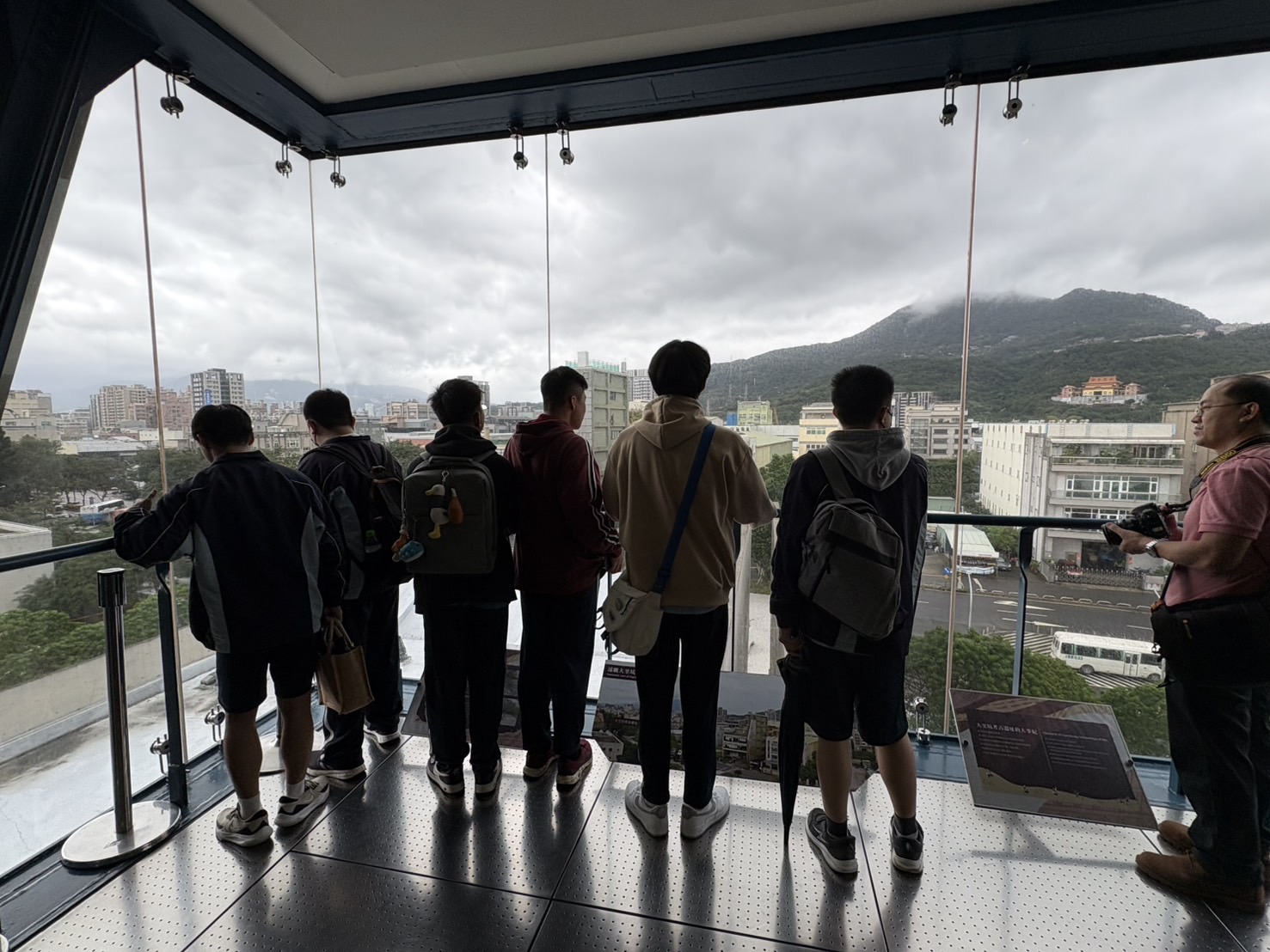 07_參觀新竹241藝術空間當期特展的大合影