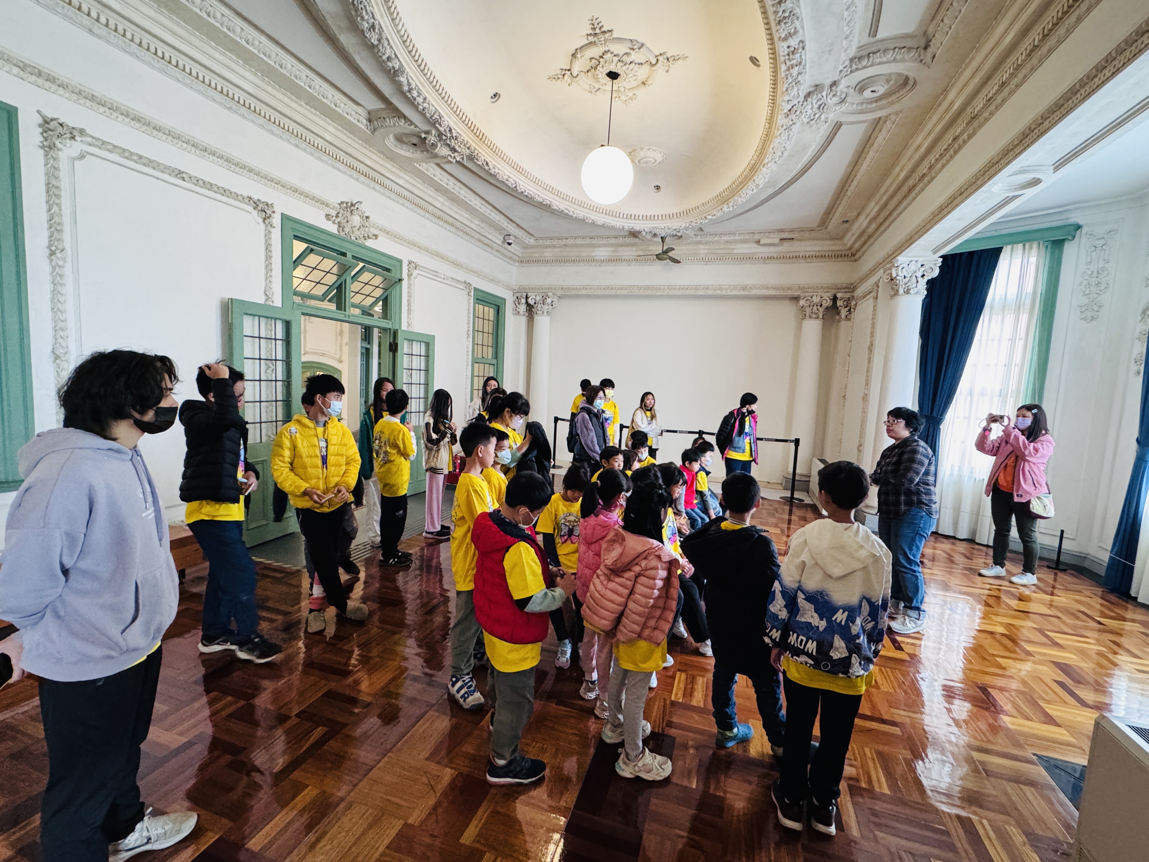08_參觀新竹241藝術空間,脫下鞋子入展間與作品互動