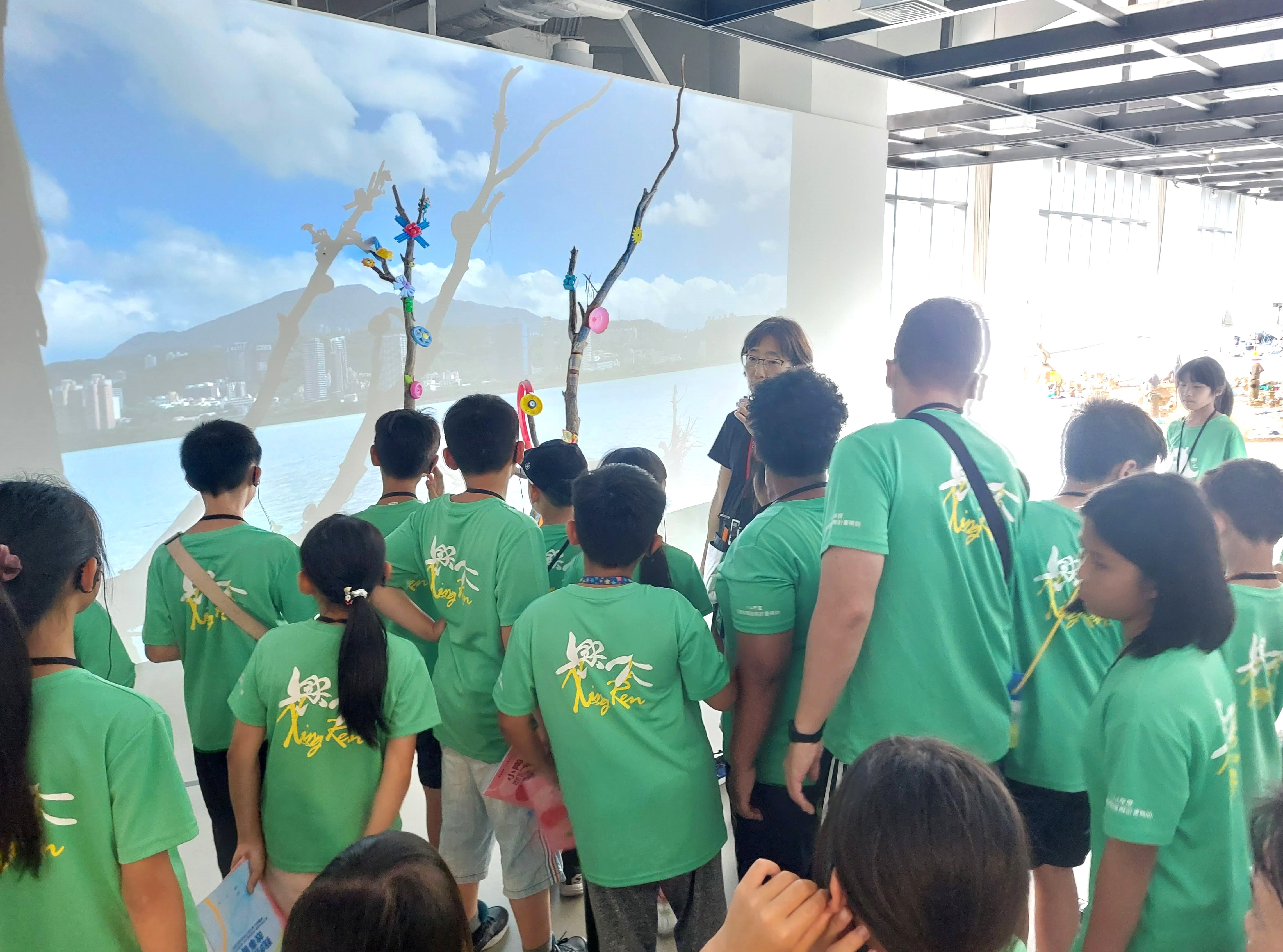 08_參觀新竹241藝術空間，脫下鞋子入展間與作品互動