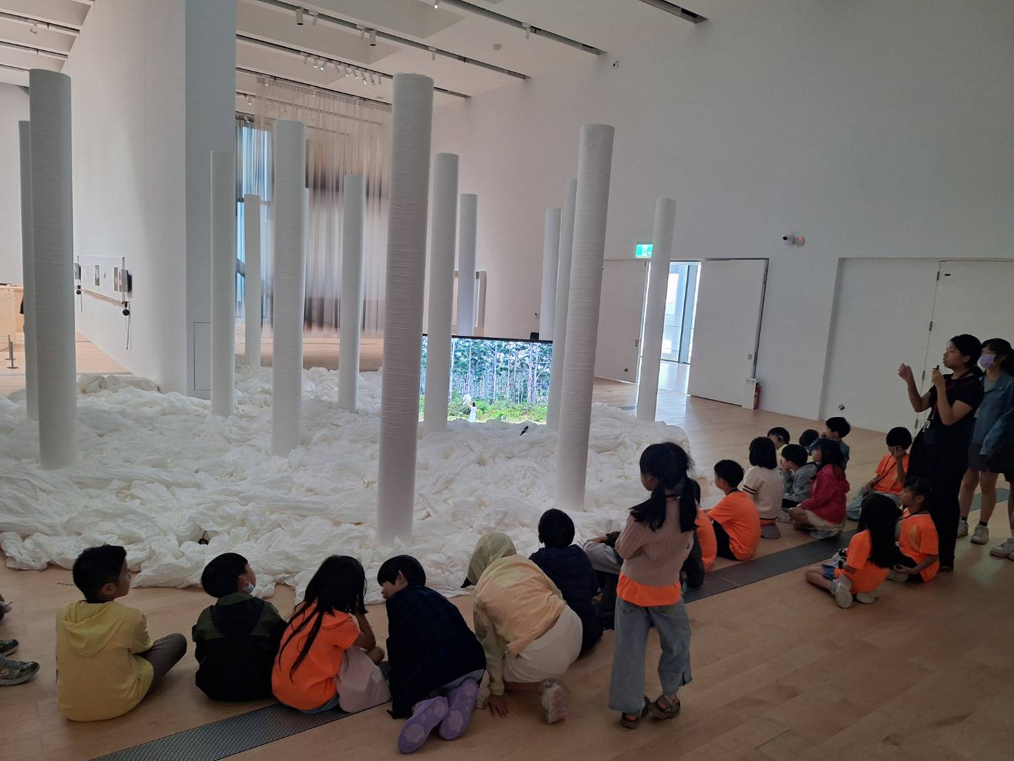 08_參觀新竹241藝術空間，脫下鞋子入展間與作品互動