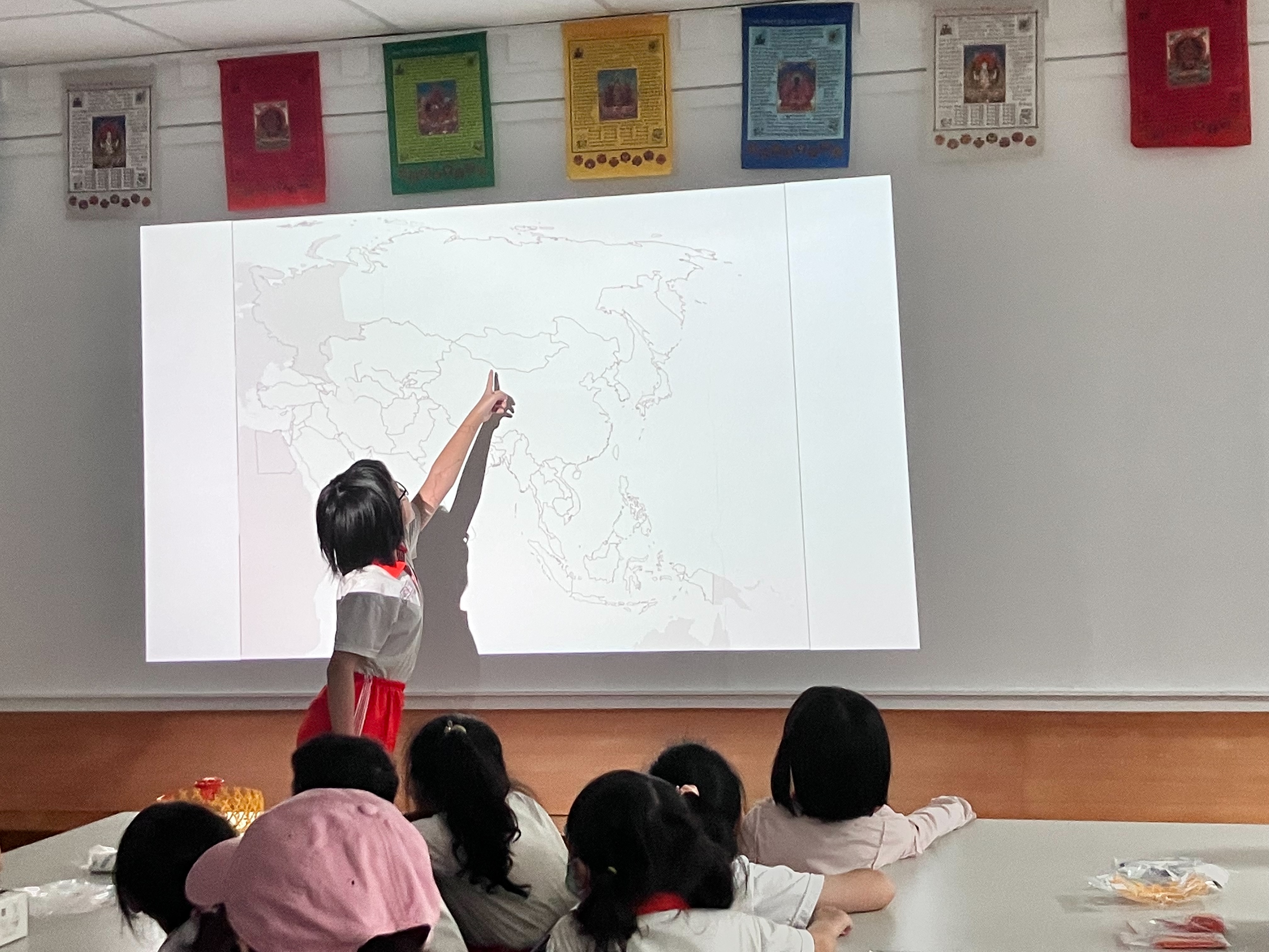 08_參觀新竹241藝術空間，脫下鞋子入展間與作品互動
