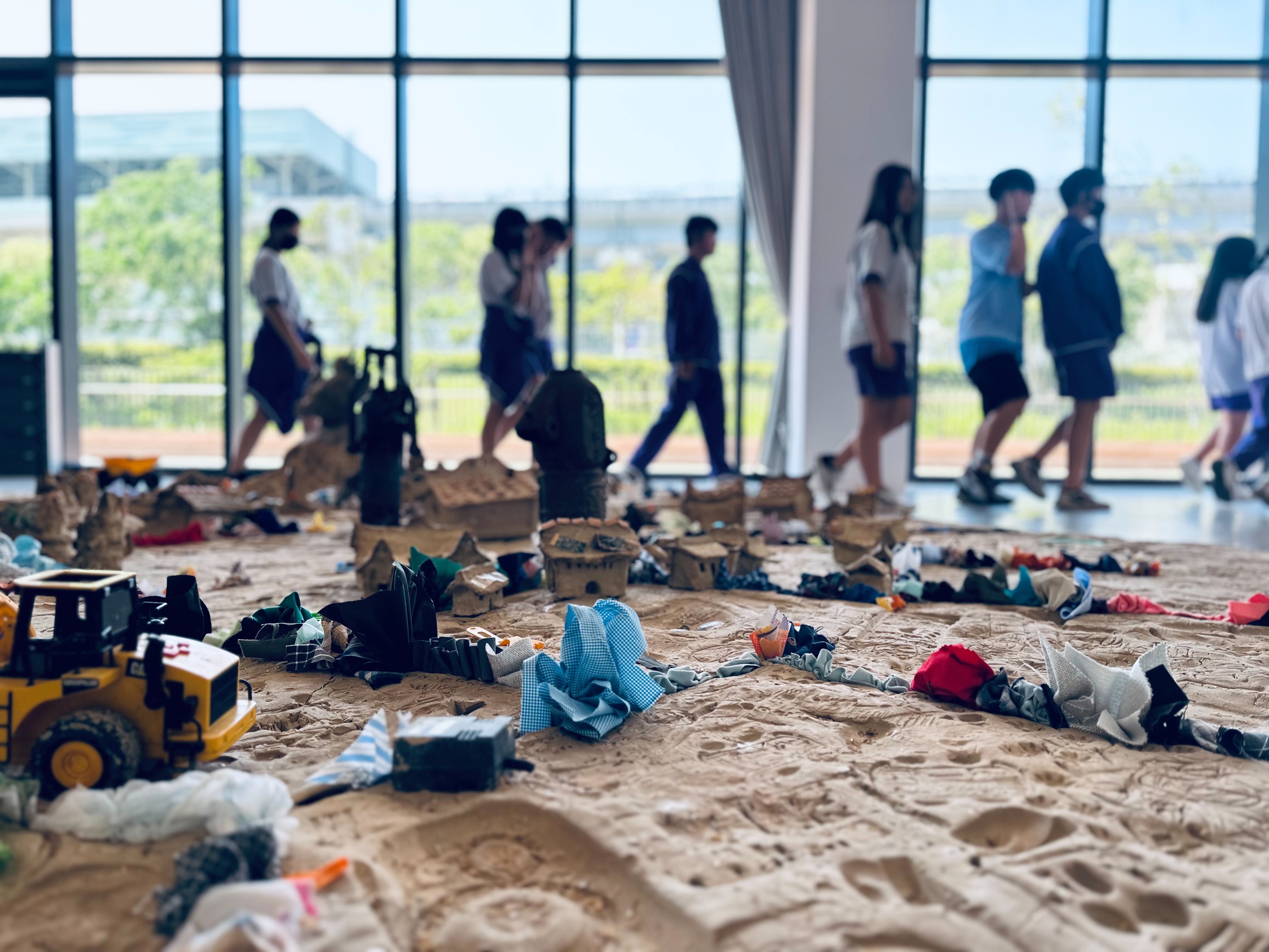 08_參觀新竹241藝術空間，脫下鞋子入展間與作品互動