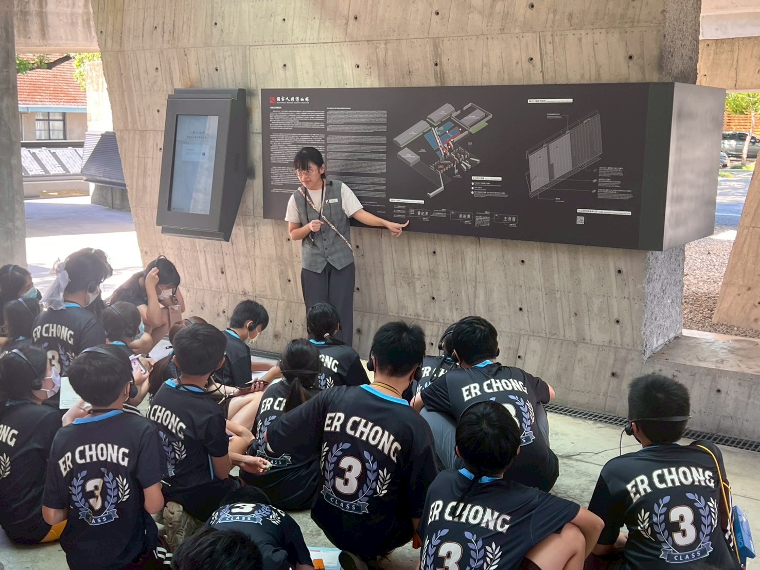 08_參觀新竹241藝術空間，脫下鞋子入展間與作品互動