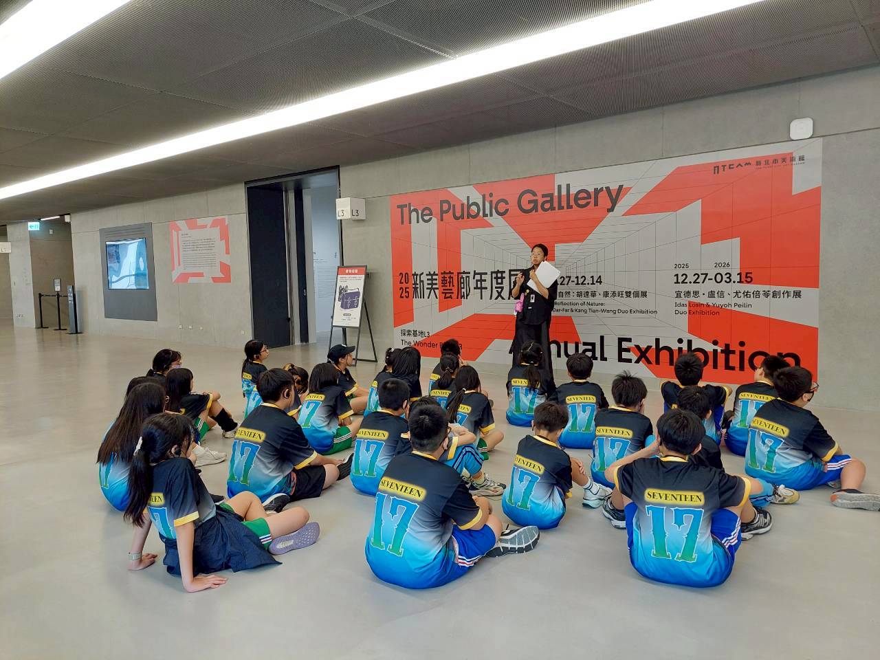08_參觀新竹241藝術空間，脫下鞋子入展間與作品互動
