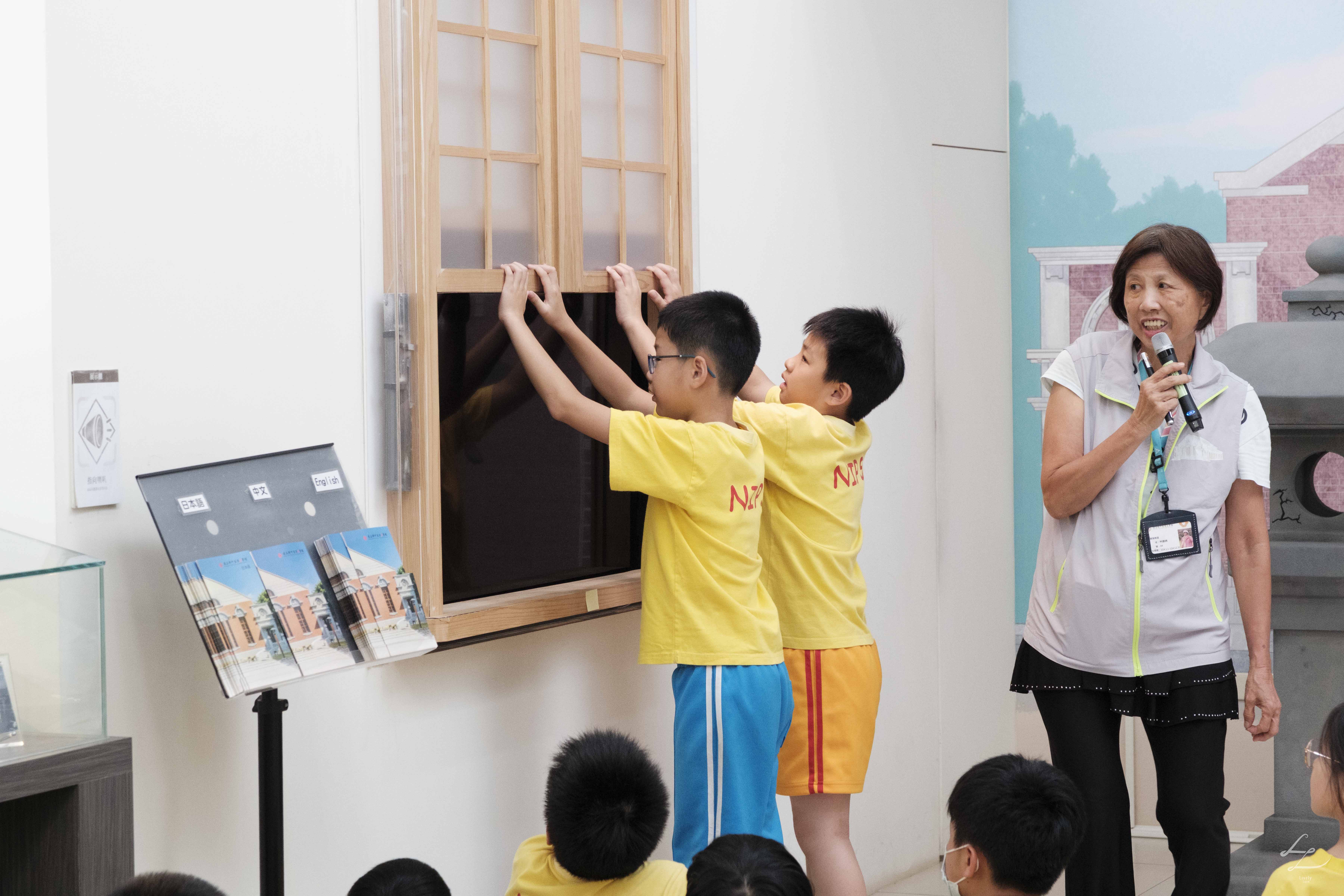 08_參觀新竹241藝術空間，脫下鞋子入展間與作品互動