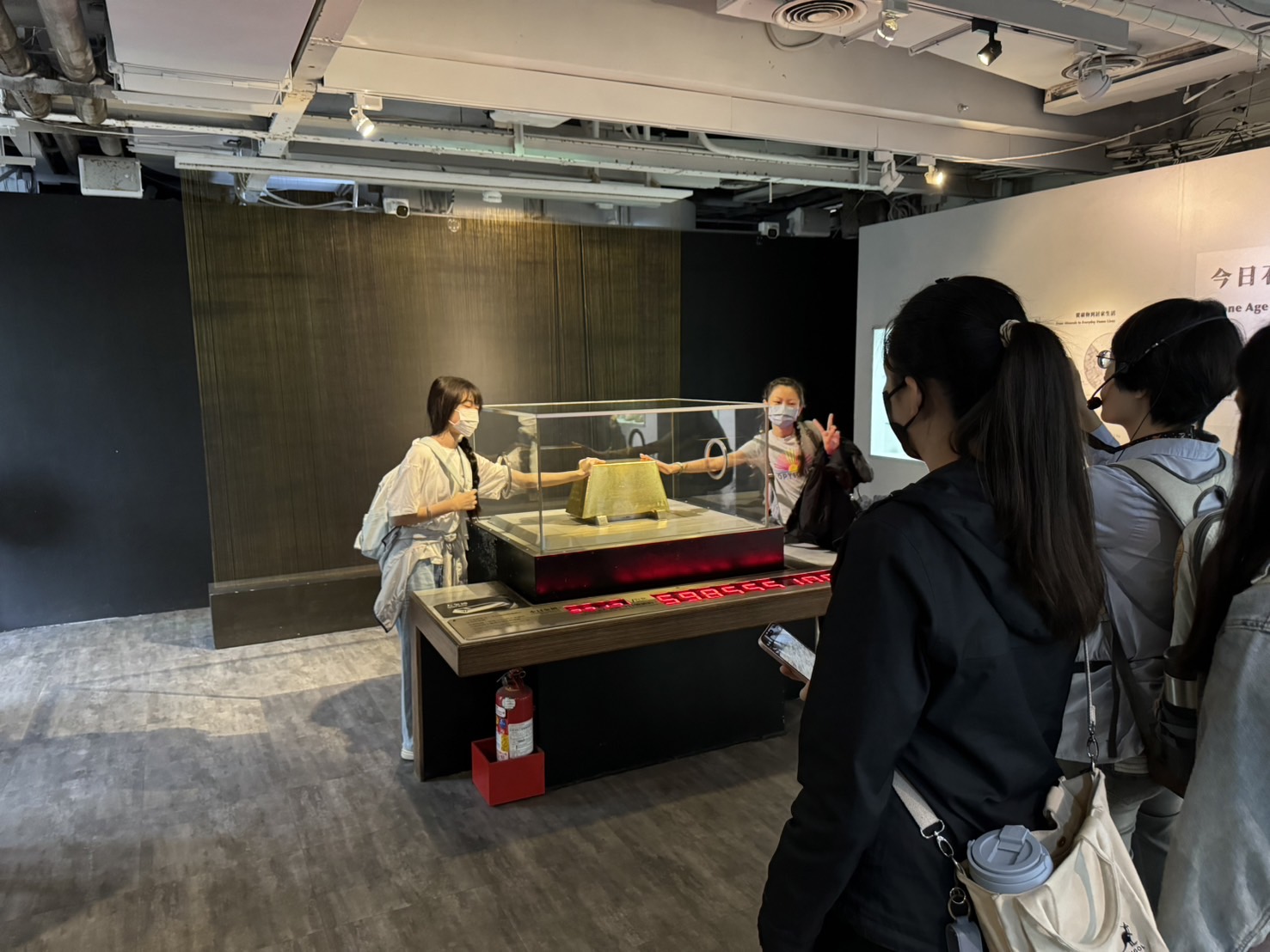 08_參觀新竹241藝術空間，脫下鞋子入展間與作品互動