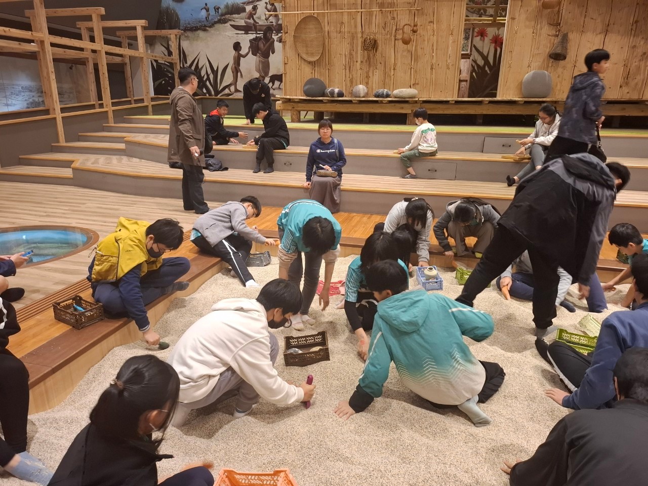 08_參觀新竹241藝術空間，脫下鞋子入展間與作品互動