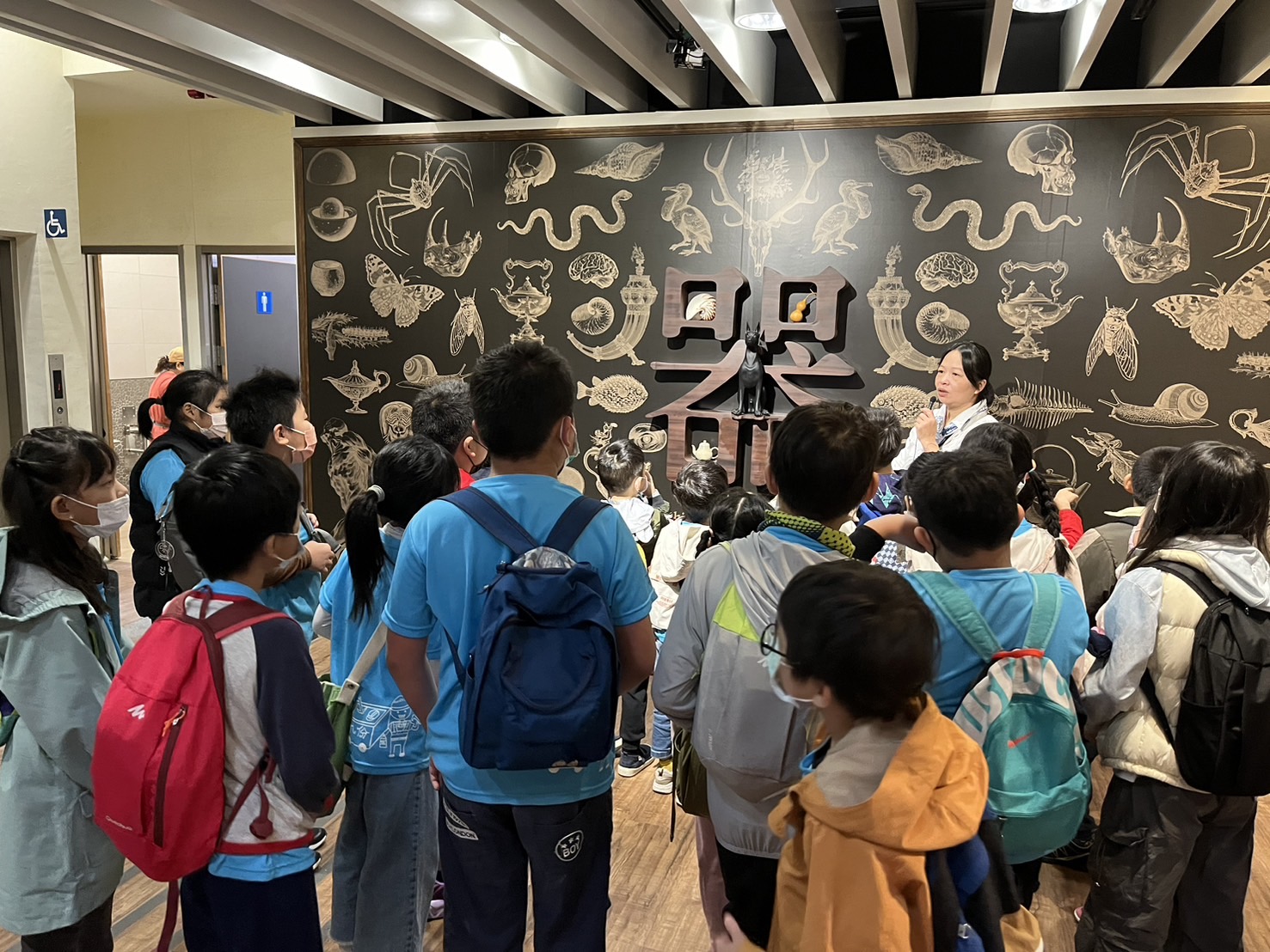 08_參觀新竹241藝術空間，脫下鞋子入展間與作品互動